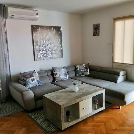 Apartment & Rooms Laura Брела Экстерьер фото