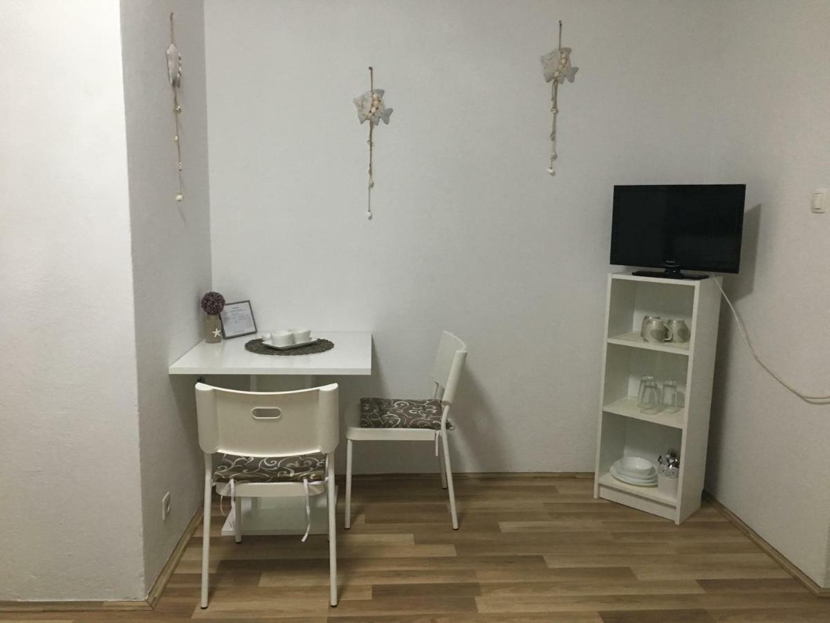 Apartment & Rooms Laura Брела Экстерьер фото